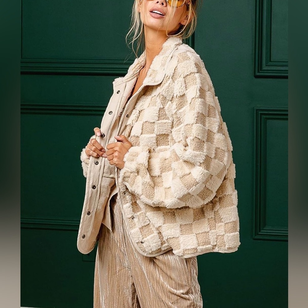 NWOT Checkered Sherpa Jacket Women’s Oversized Fleece White Tan Checker Coat - Picture 3 of 14